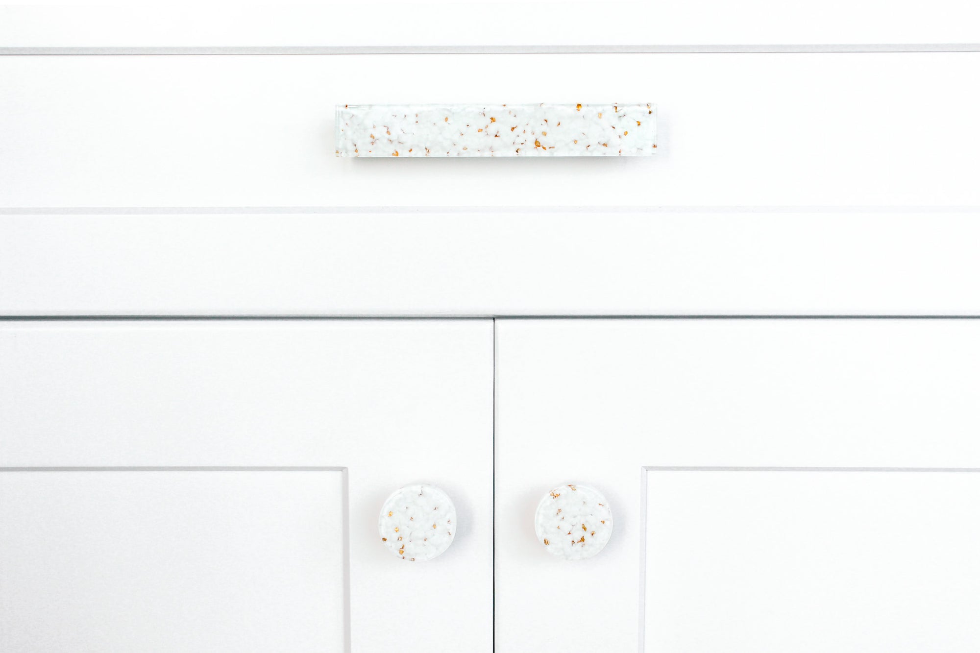 Pebble | Gold Fleck White | 4” CC Pull