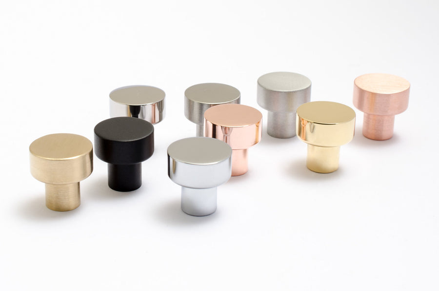 Dot 18 | Brushed Brass Knob