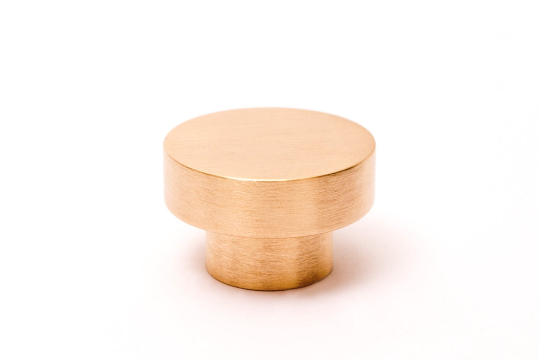 Dot 30 | Brushed Brass Knob