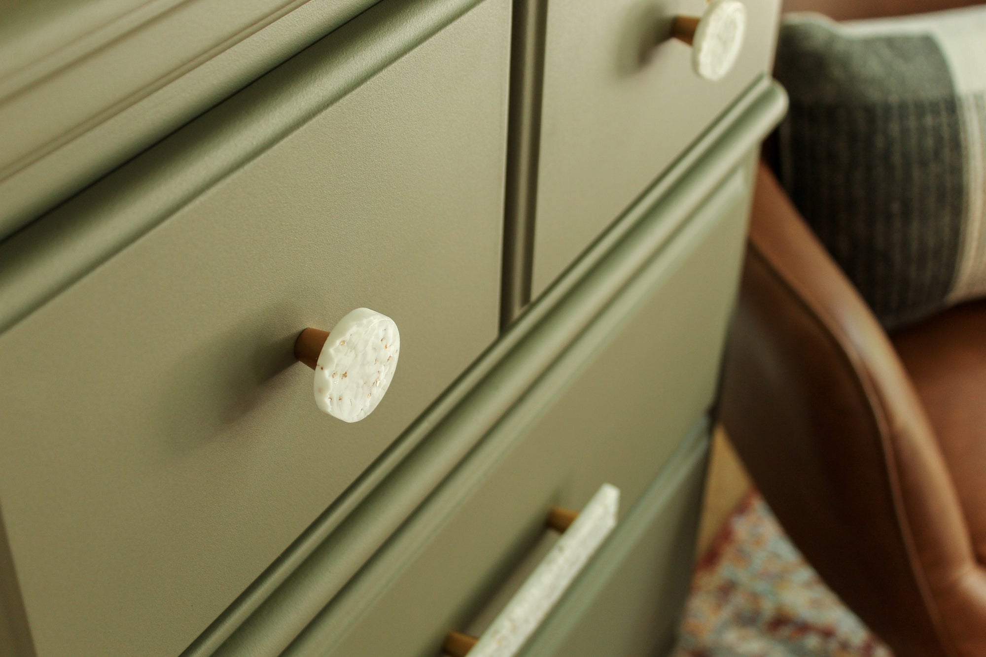 Pebble | Gold Fleck White | 1.5" Circle Knob