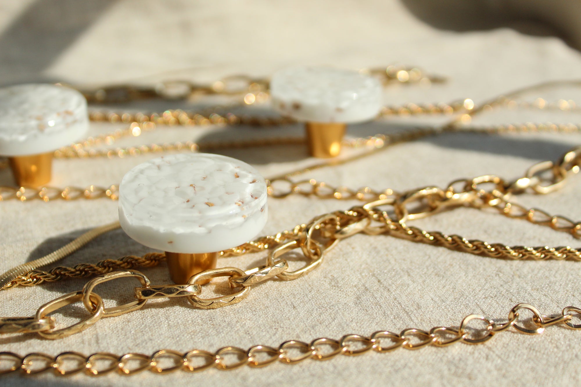 Pebble | Gold Fleck White | 1.5" Circle Knob