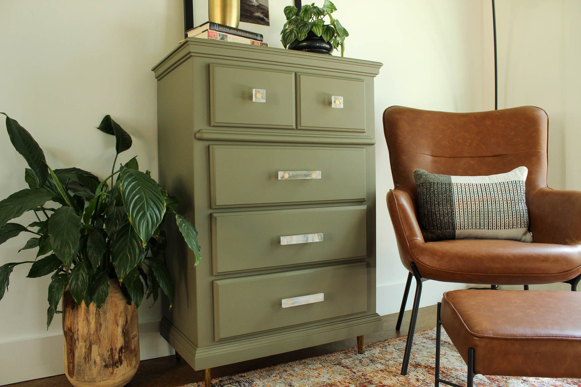 Glassia | Wispy White Glass Pull 